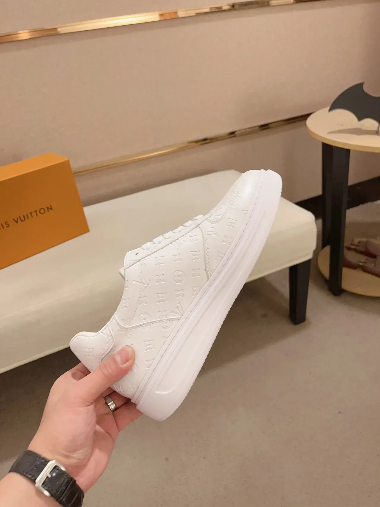 Louis Vuitton Zapatillas Lifestyle Blancas y Negras con Monograma Embossed de Cuero con Acentos de Clavos Decorativos 5