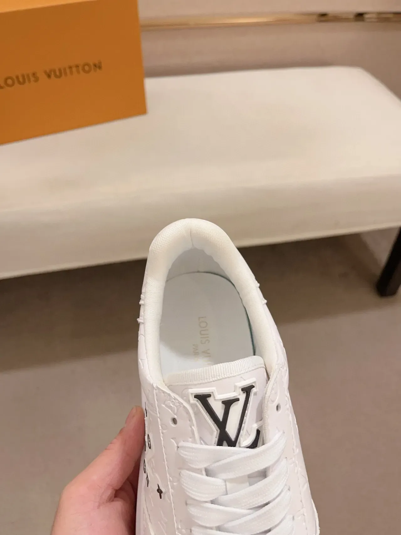 Louis Vuitton Zapatillas Lifestyle Blancas y Negras con Monograma Embossed de Cuero con Acentos de Clavos Decorativos 6