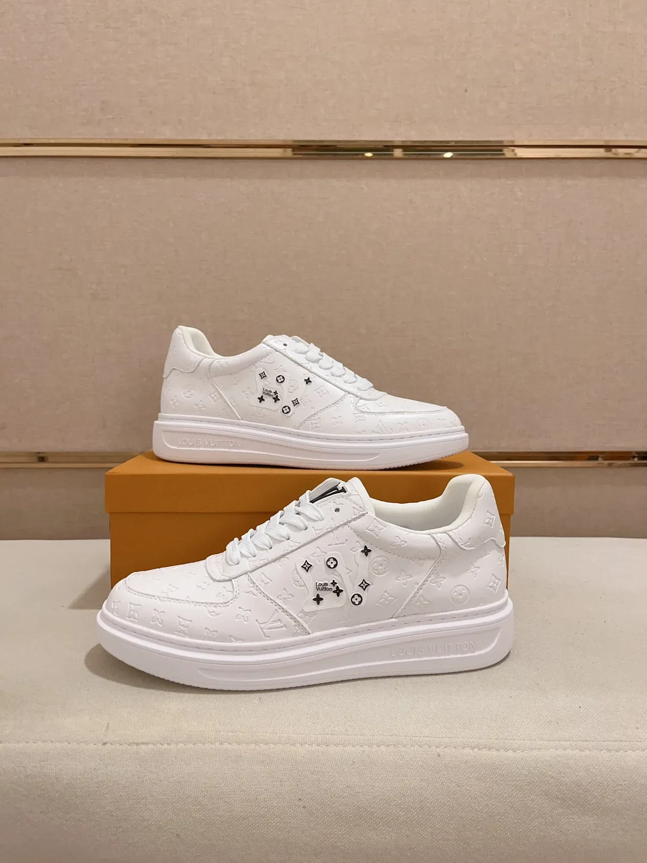 Louis Vuitton Zapatillas Lifestyle Blancas y Negras con Monograma Embossed de Cuero con Acentos de Clavos Decorativos 7