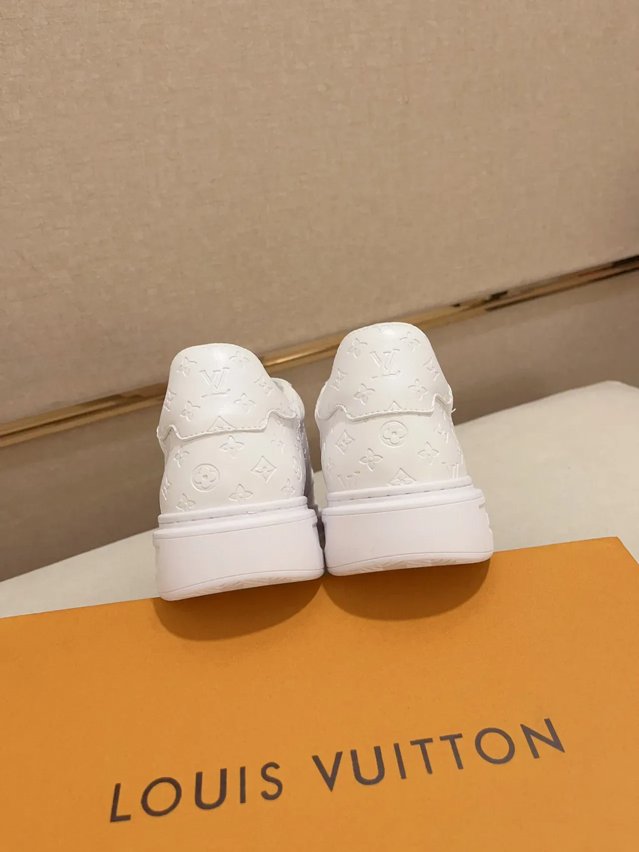 Louis Vuitton Zapatillas Lifestyle Blancas y Negras con Monograma Embossed de Cuero con Acentos de Clavos Decorativos 8