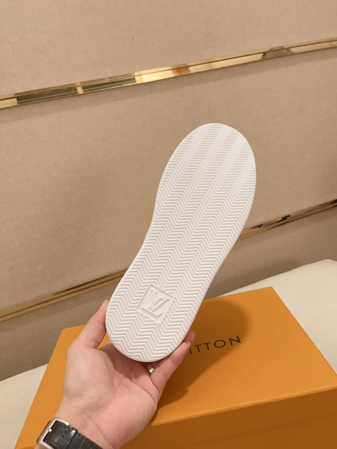 Louis Vuitton Zapatillas Lifestyle Blancas y Negras con Monograma Embossed de Cuero con Acentos de Clavos Decorativos 9
