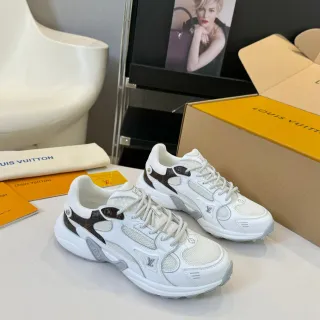 Louis Vuitton حذاء رياضي كانكي أبيض وبني من شبكة متعددة الطبقات وجلد مونوغرام مع شعارات LV مطبوعة
