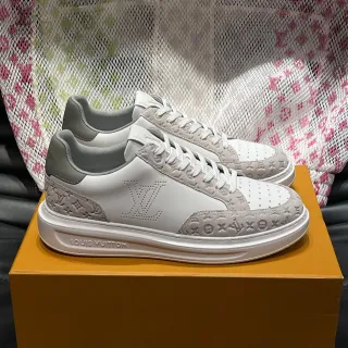 Louis Vuitton branco cinza perfurado monograma lateral logo embossado LV Suede Lifestyle Sneakers