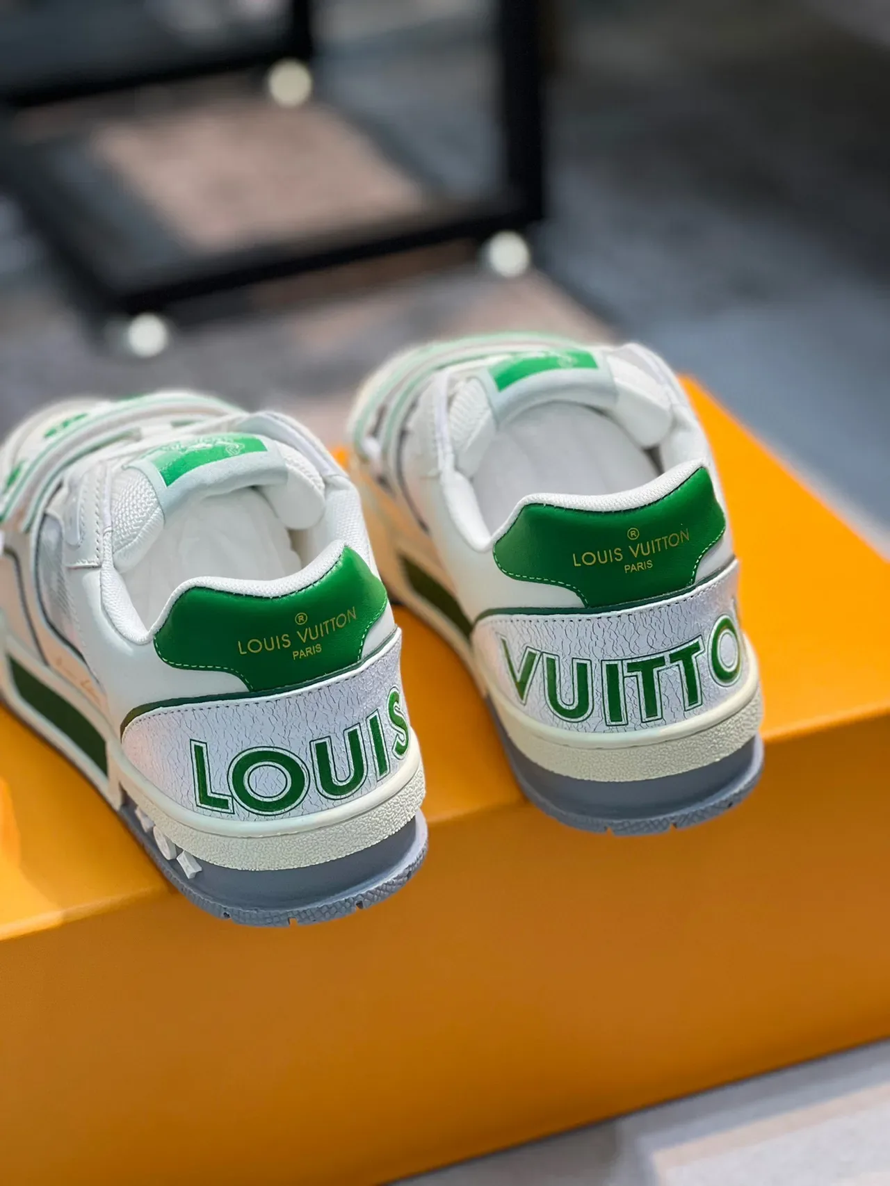 Louis Vuitton Sneakers Lifestyle Blancs Verts Low-Top Monogram Strap 2