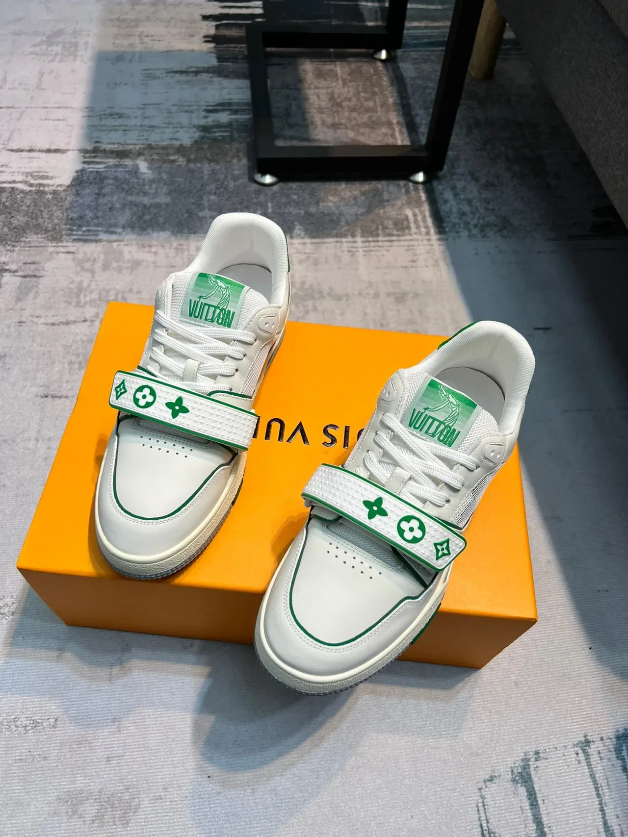 Louis Vuitton Sneakers Lifestyle Blancs Verts Low-Top Monogram Strap 4