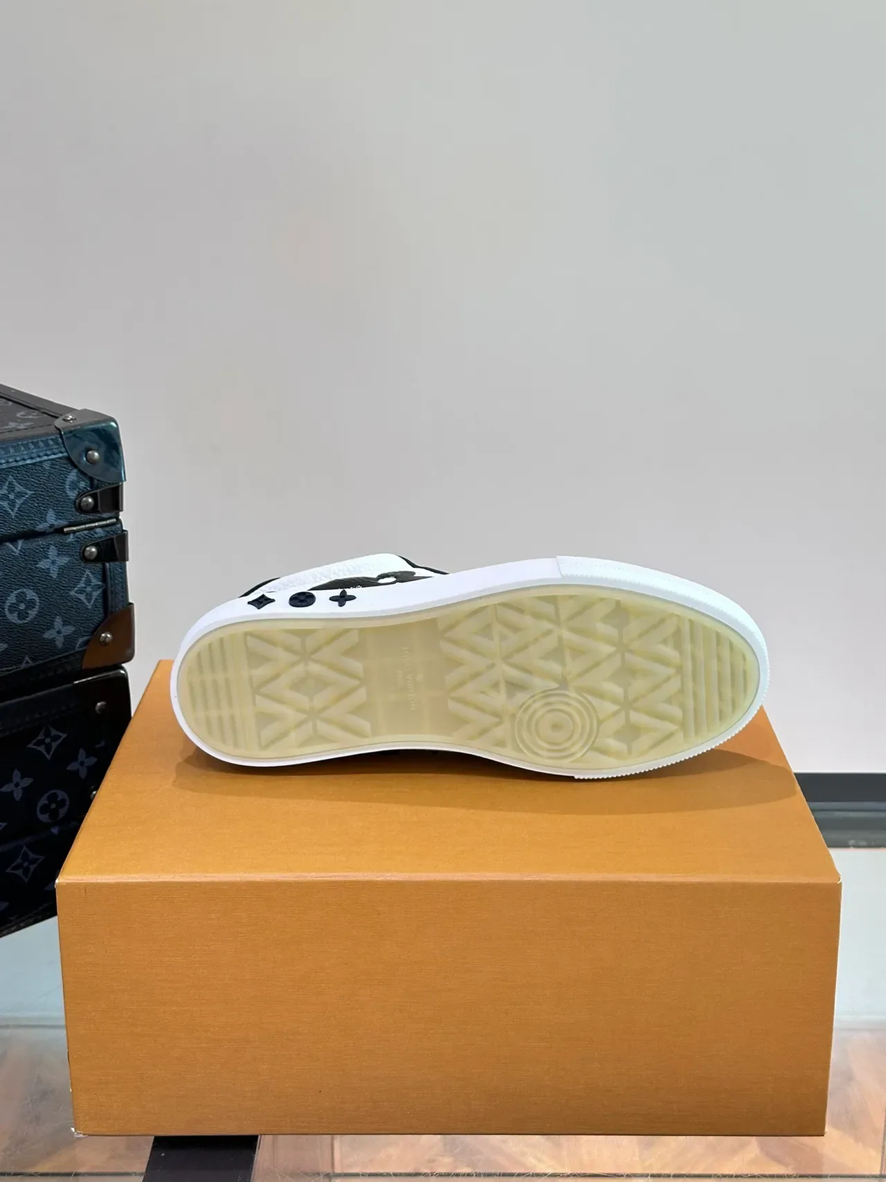 Louis Vuitton Sneakers Lifestyle Blanc Navy Cuir Panneau Supérieur Motif Fleur LV 2