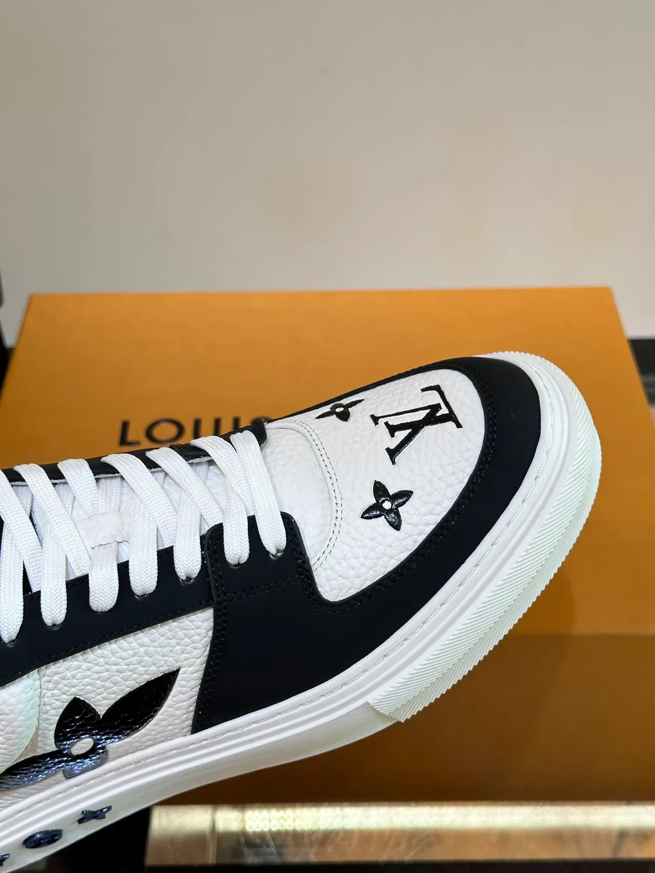 Louis Vuitton Sneakers Lifestyle Blanc Navy Cuir Panneau Supérieur Motif Fleur LV 3