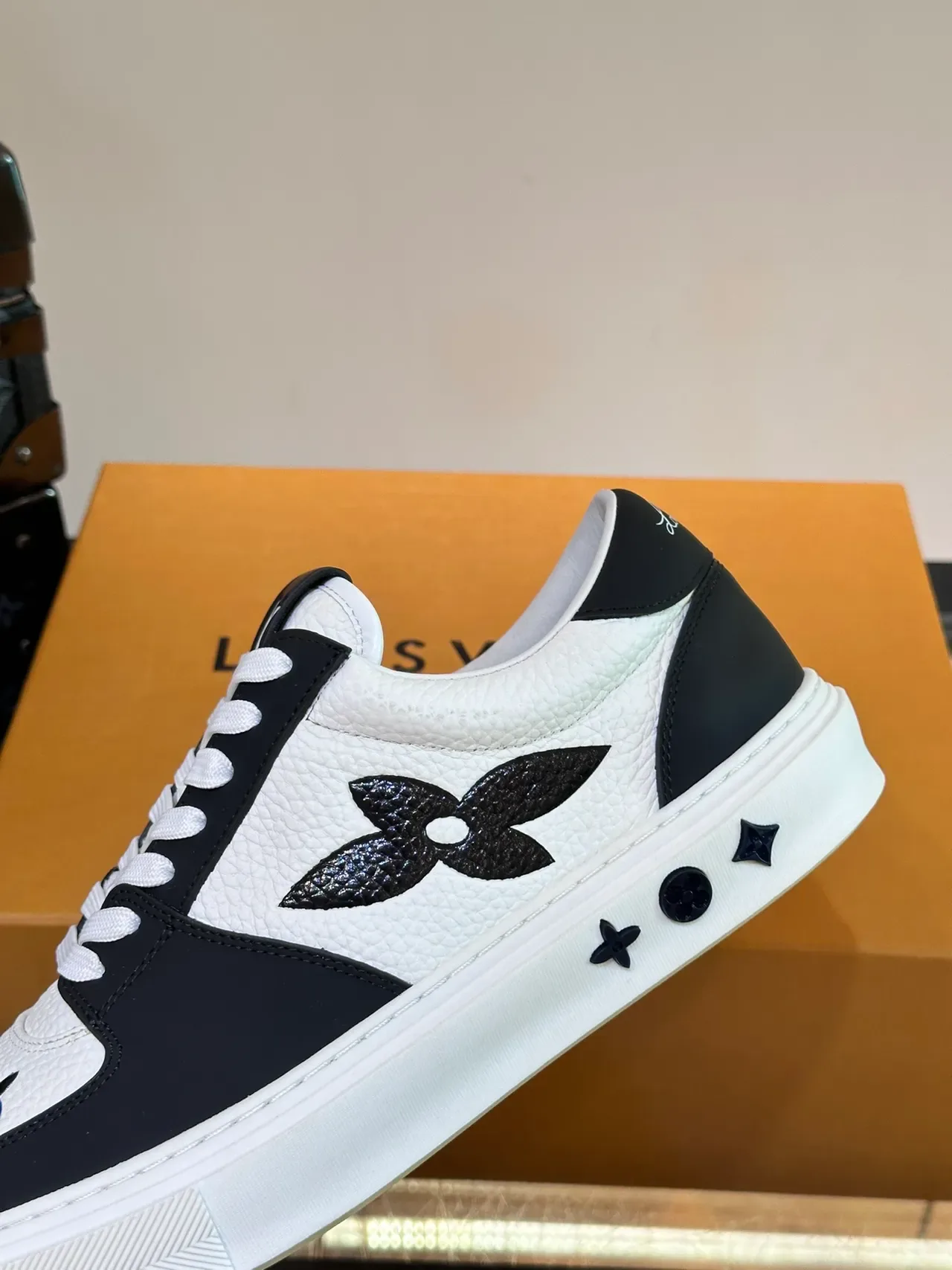 Louis Vuitton Sneakers Lifestyle Blanc Navy Cuir Panneau Supérieur Motif Fleur LV 4