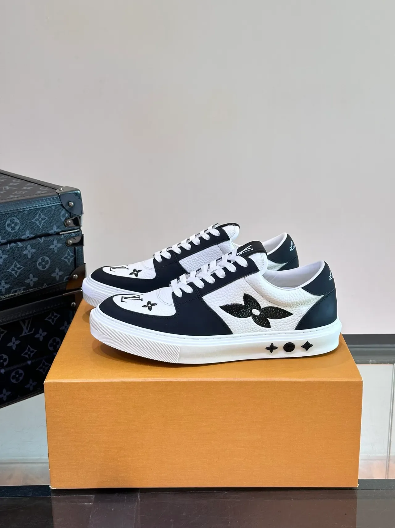 Louis Vuitton Sneakers Lifestyle Blanc Navy Cuir Panneau Supérieur Motif Fleur LV 5