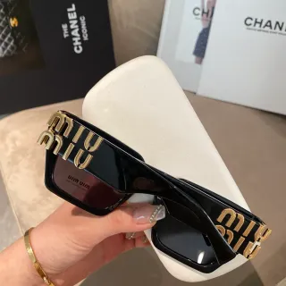 Miu Miu أسود ذهبي oversized rectangular frame stacked logo hardware نظارات شمسية
