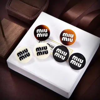 Miu Miu بروش أسود أبيض دائري مع طباعة الشعار