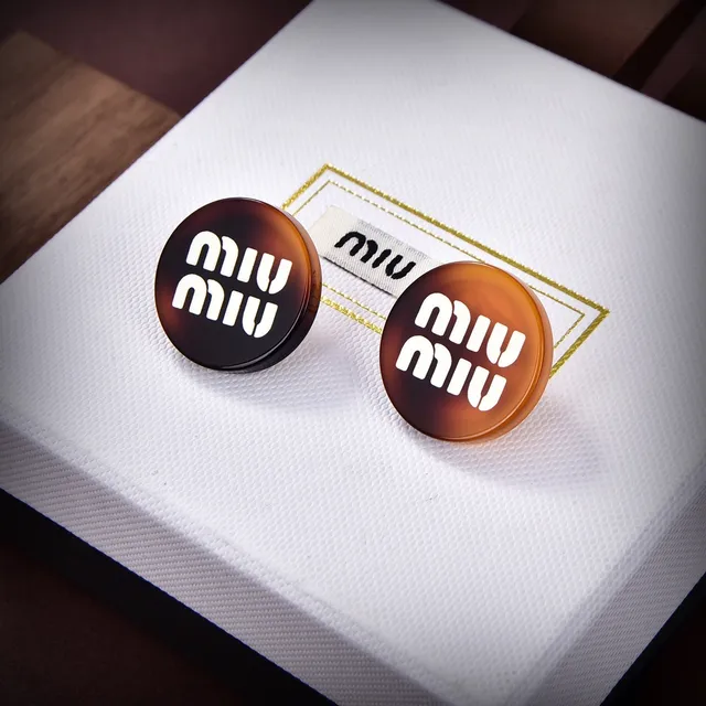 Miu Miu Broche Preto e Branco Circular com Logo Impresso 3