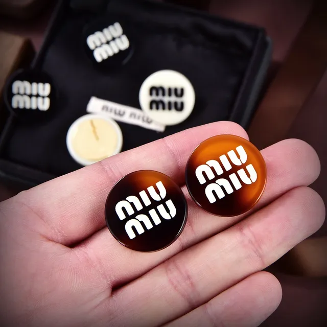 Miu Miu Broche Preto e Branco Circular com Logo Impresso 6
