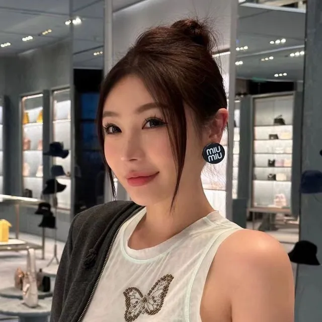 Miu Miu Broche Preto e Branco Circular com Logo Impresso 9