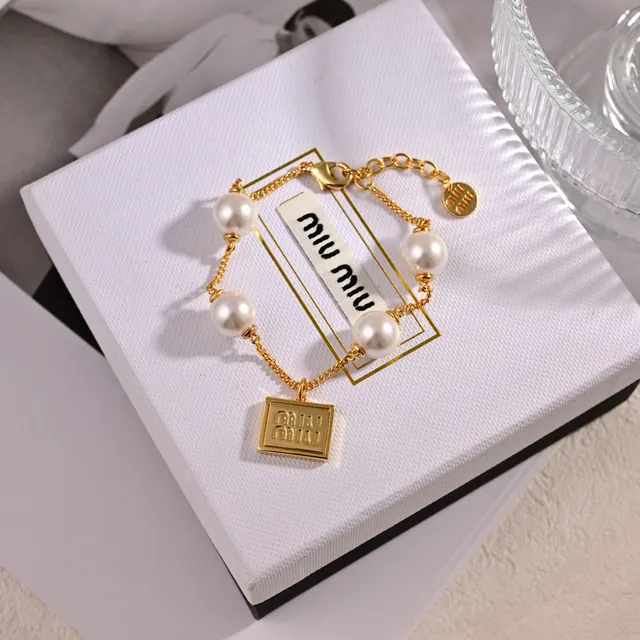 Miu Miu Bracelet doré perle artificielle à pendentif 2