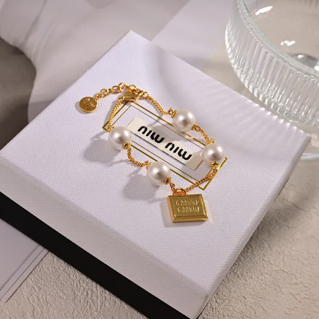 Miu Miu Bracelet doré perle artificielle à pendentif 4