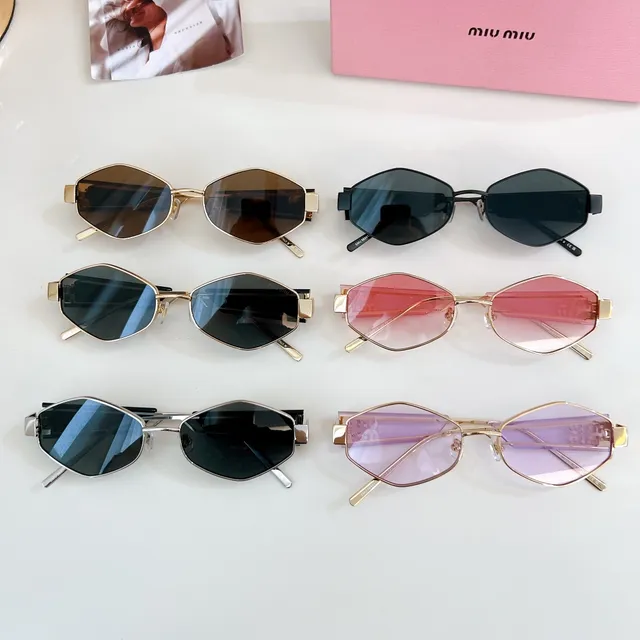 Miu Miu Gafas de Sol Geométricas adornadas con logo 3
