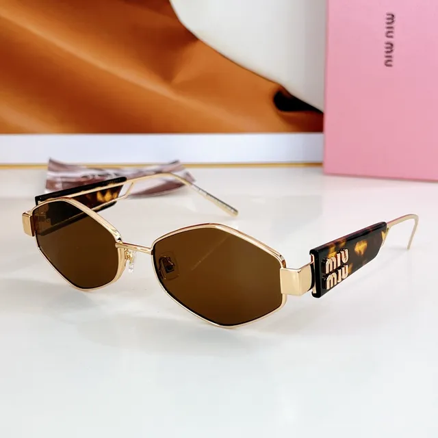 Miu Miu Gafas de Sol Geométricas adornadas con logo 4
