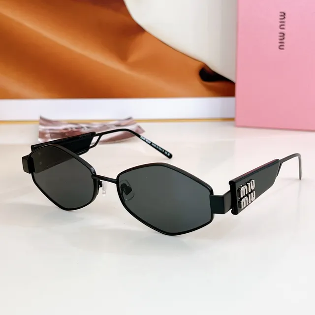 Miu Miu Gafas de Sol Geométricas adornadas con logo 5