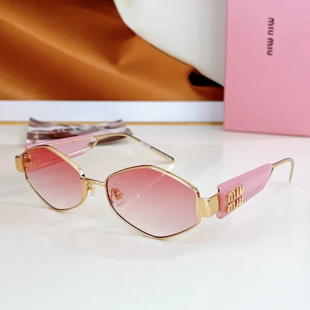 Miu Miu Gafas de Sol Geométricas adornadas con logo 6