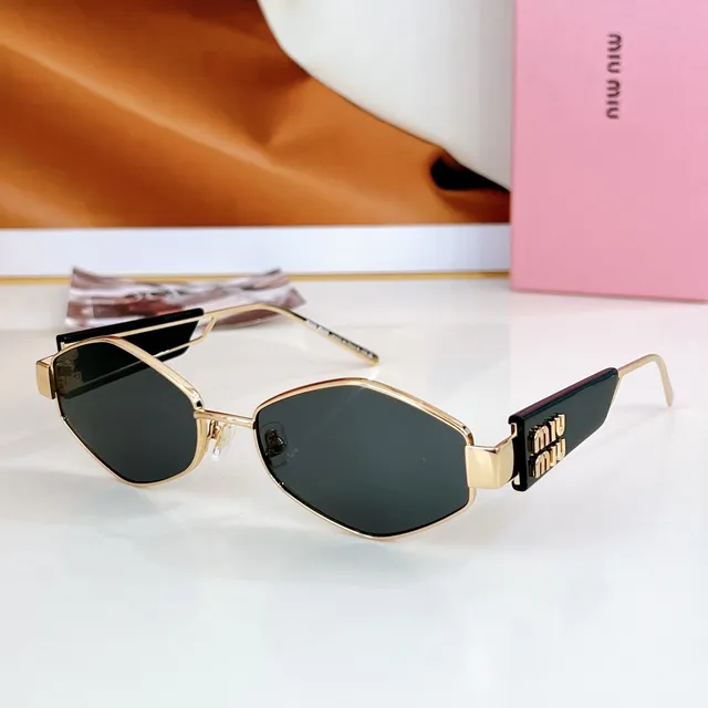 Miu Miu Gafas de Sol Geométricas adornadas con logo 7
