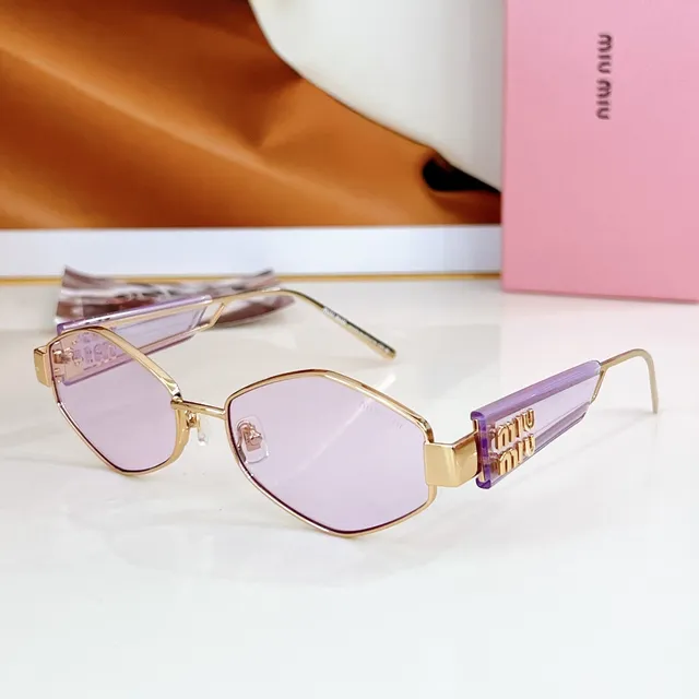 Miu Miu Gafas de Sol Geométricas adornadas con logo 8