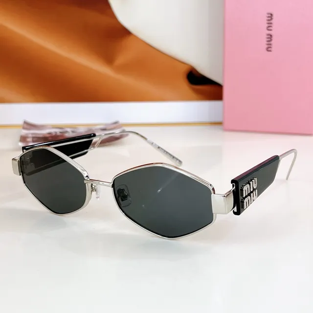 Miu Miu Gafas de Sol Geométricas adornadas con logo 9