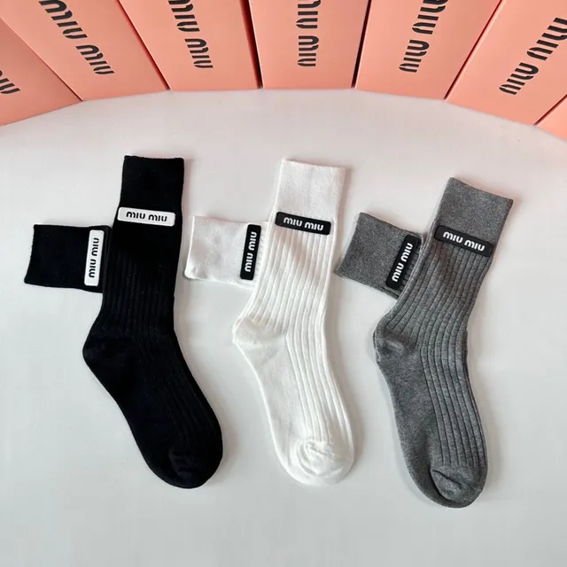 Miu Miu Logo-Tag Ribbed Crew Socks 9