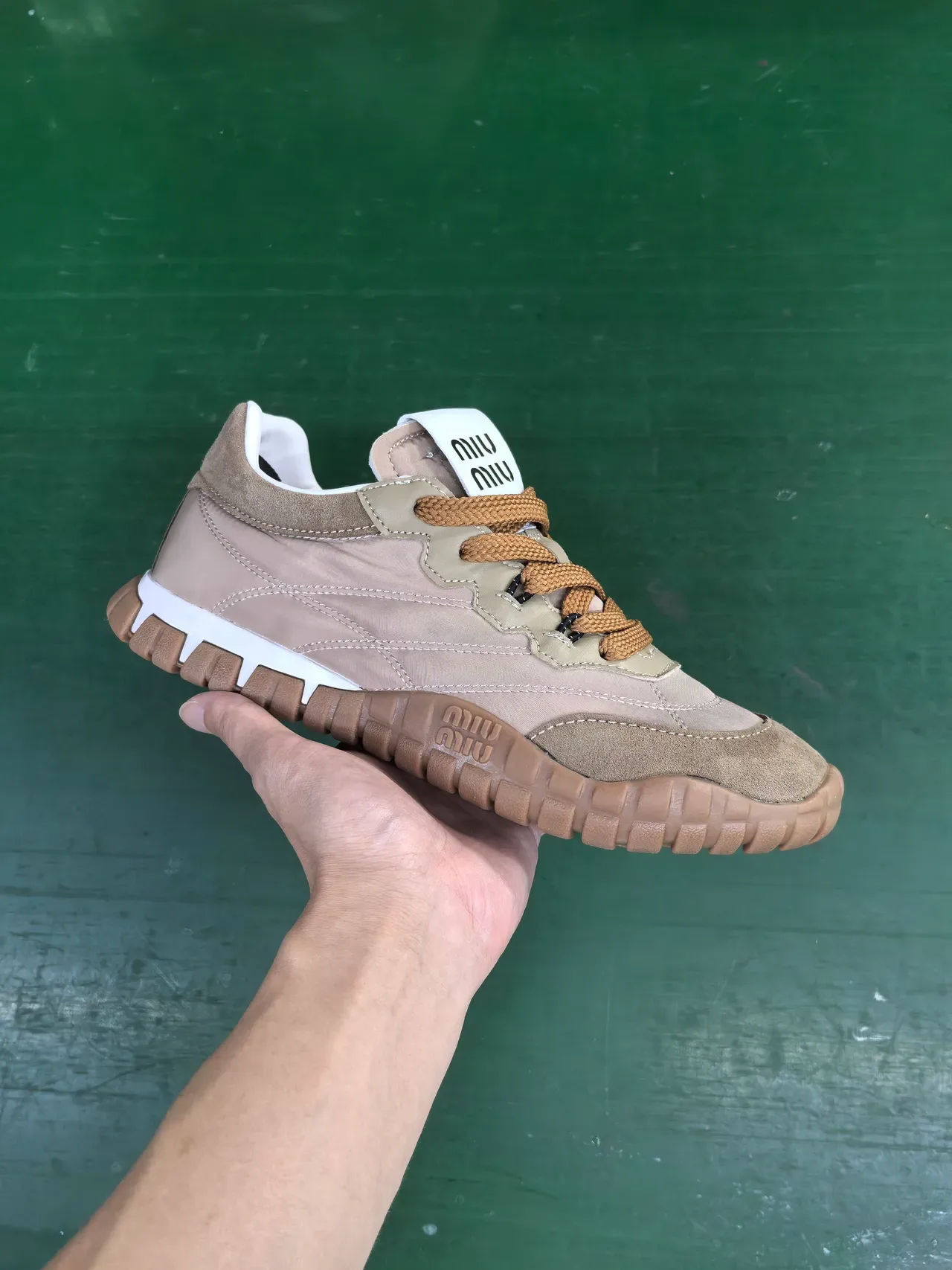 Miu Miu Wander Chaussures Lifestyle Beige et Marron 2
