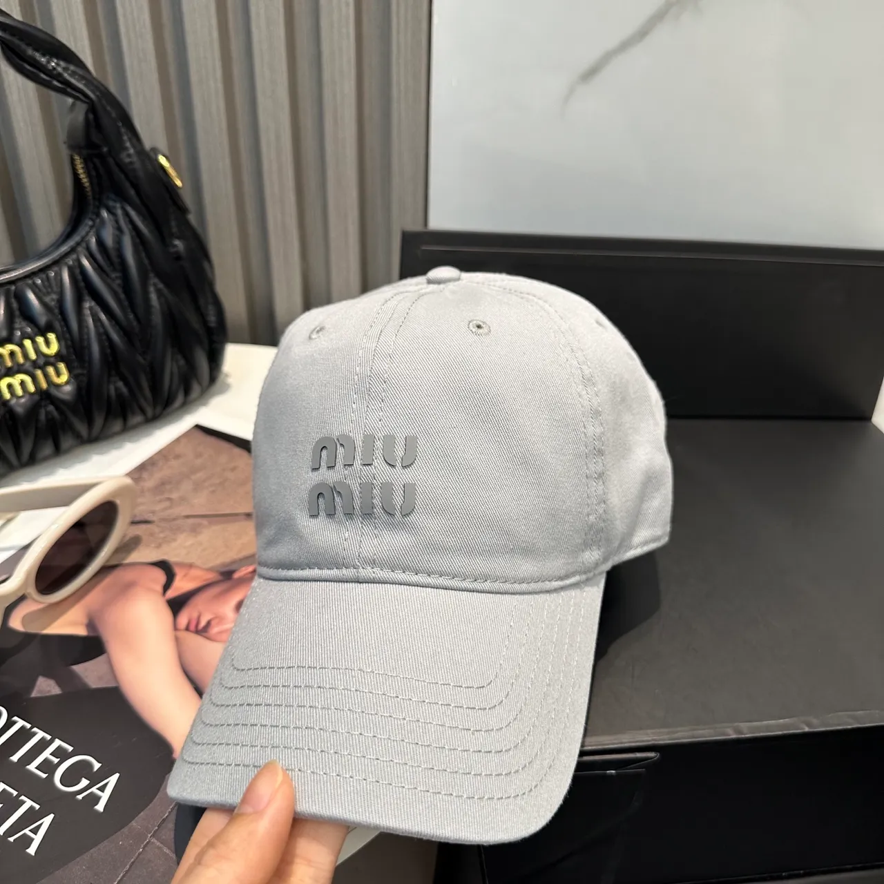 Miu Miu Wander Boné de beisebol cinza claro bordado 9