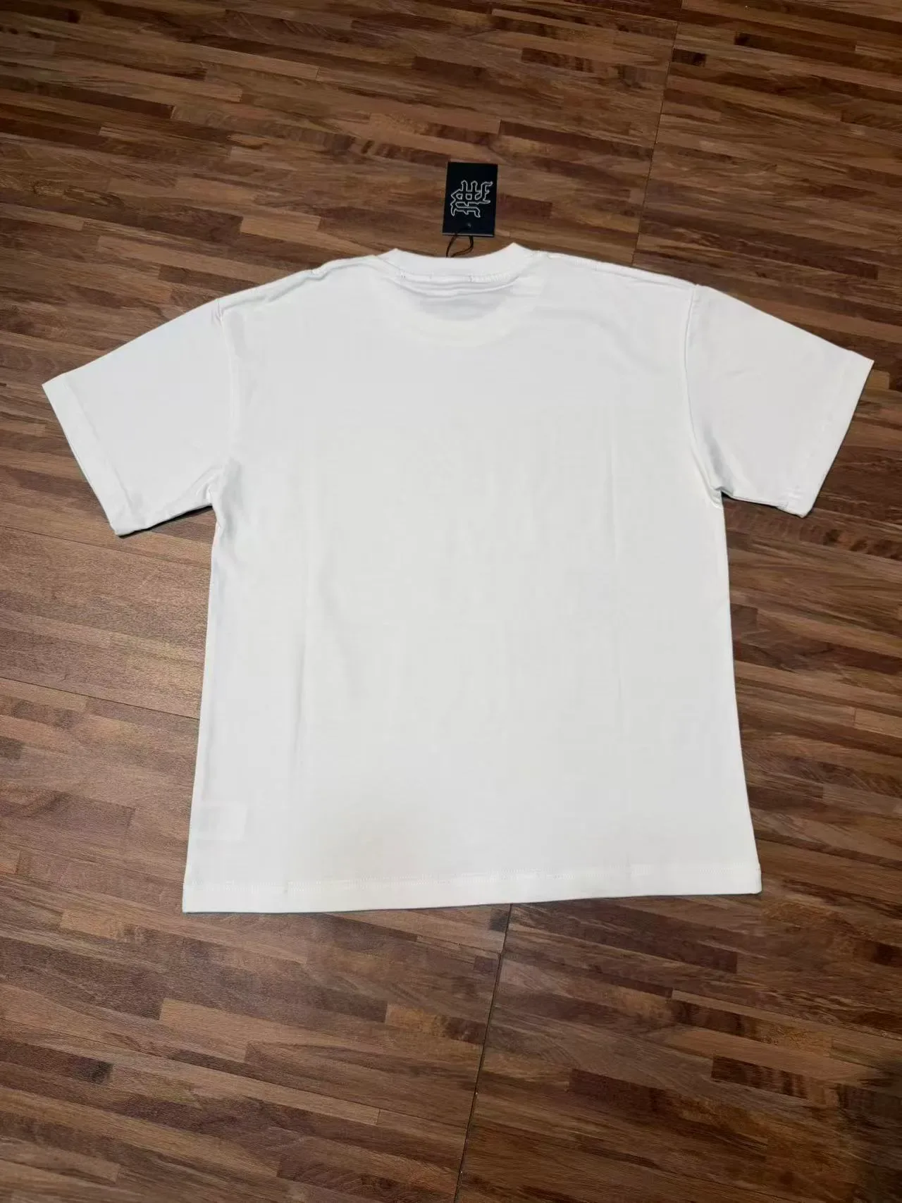 Camiseta branca com estampa gráfica Mixed Emotion Emotion 6