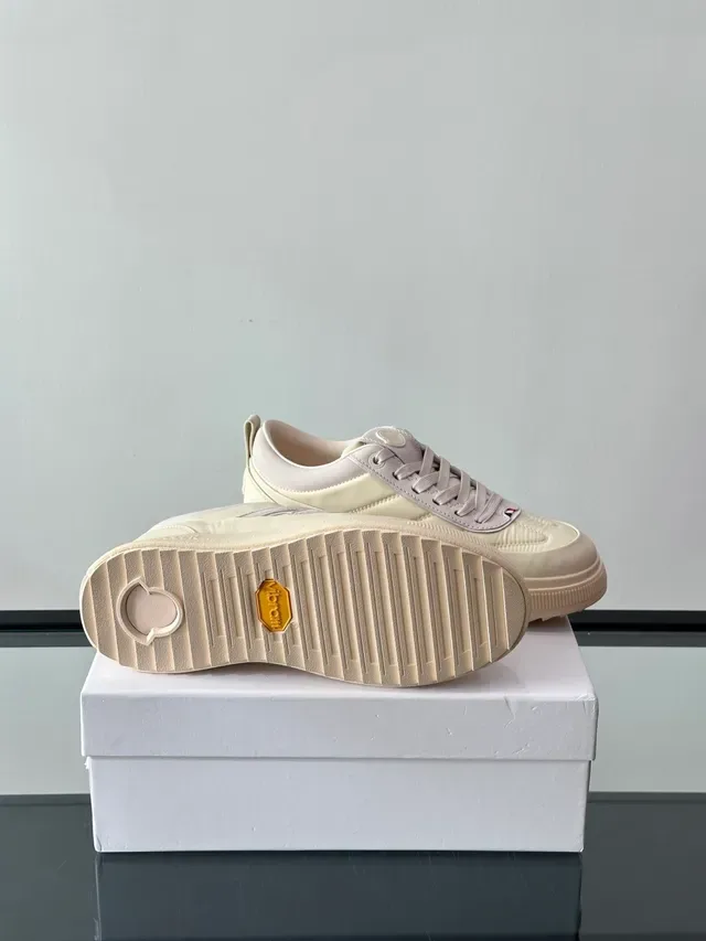 Moncler Beige Argenté Nylon Supérieur Matelassé Oversized Logo Métallique M Lifestyle Sneakers 2