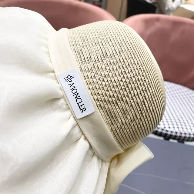 Moncler بيج قبعة سلة بحافة القماش المطوية وتاج منسوج مثل القش 3
