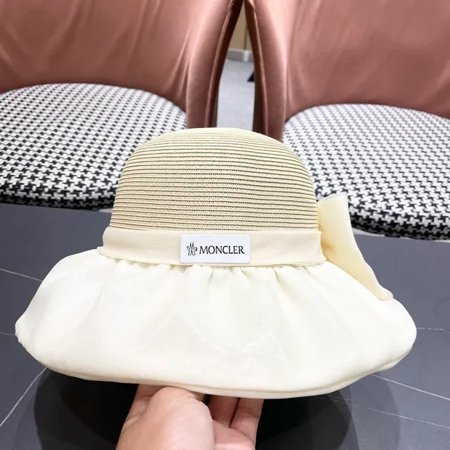 Moncler بيج قبعة سلة بحافة القماش المطوية وتاج منسوج مثل القش 5