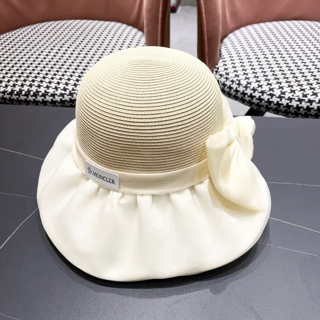 Moncler بيج قبعة سلة بحافة القماش المطوية وتاج منسوج مثل القش 9