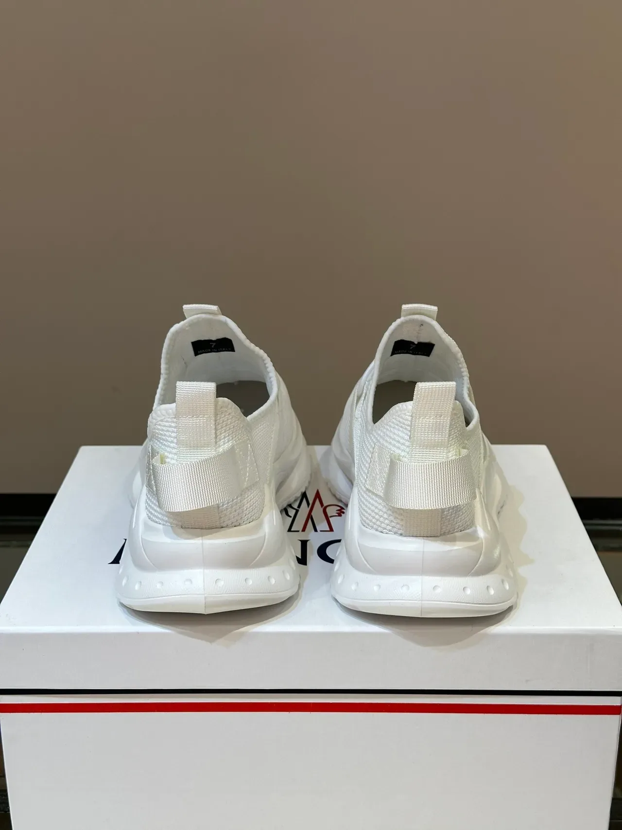 Moncler Lifestyle Sneaker Blanc Noir Tissu tricoté Sans lacets Fermeture Toggle Lifestyle Sneakers 4
