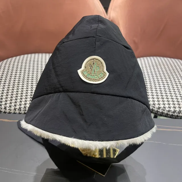 Moncler Maya काला और सफेद क्विल्टेड शेल शियरलिंग लाइन बीनिट 8