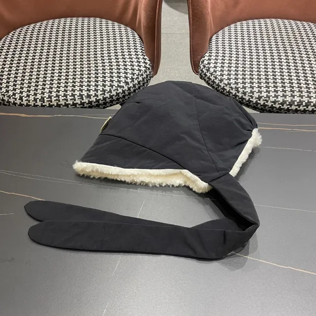 Moncler Maya काला और सफेद क्विल्टेड शेल शियरलिंग लाइन बीनिट 10
