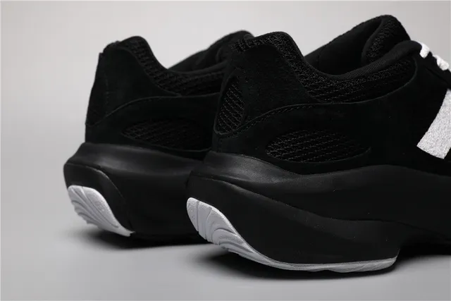 New Balance 9060 Baskets Noires et Blanches Épaisses 2