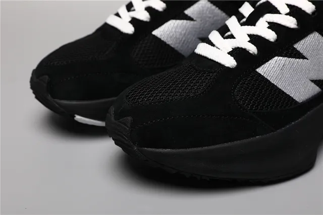 New Balance 9060 Baskets Noires et Blanches Épaisses 4