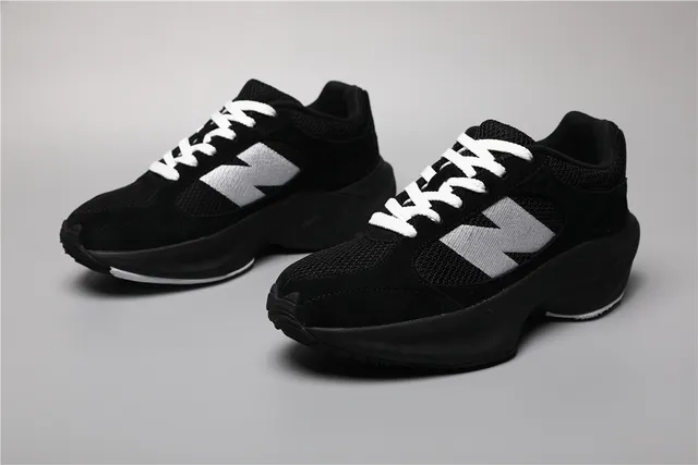 New Balance 9060 Baskets Noires et Blanches Épaisses 5