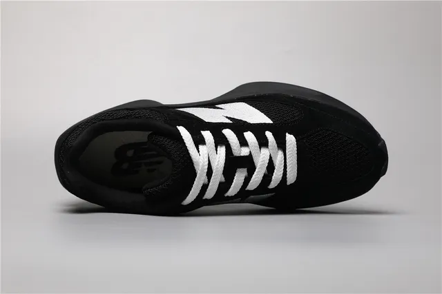 New Balance 9060 Baskets Noires et Blanches Épaisses 7