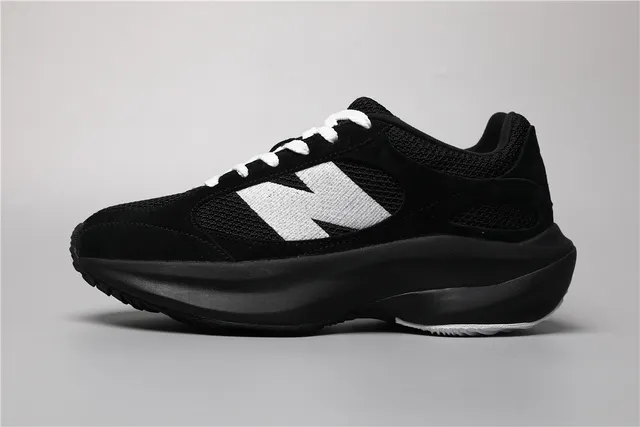 New Balance 9060 Baskets Noires et Blanches Épaisses 9