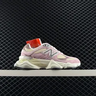 New Balance 9060 粉色和奶油色厚底鞋