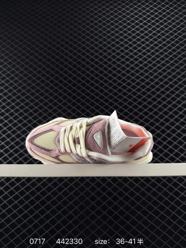 New Balance 9060 حذاء رياضي سميك وردي وكريمي 4