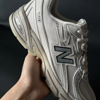 New Balance حذاء رياضي سميك بلون بيج وجري مع وسط شبكي وطبقة سينثيتيك