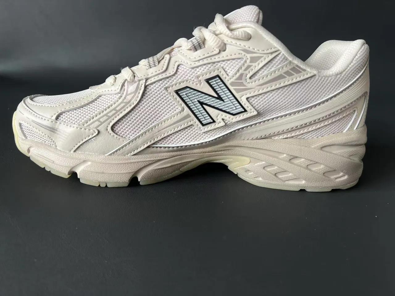 New Balance حذاء رياضي سميك بلون بيج وجري مع وسط شبكي وطبقة سينثيتيك 2