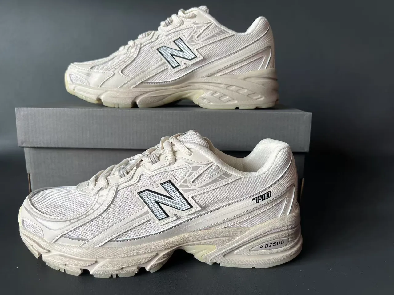 New Balance حذاء رياضي سميك بلون بيج وجري مع وسط شبكي وطبقة سينثيتيك 4