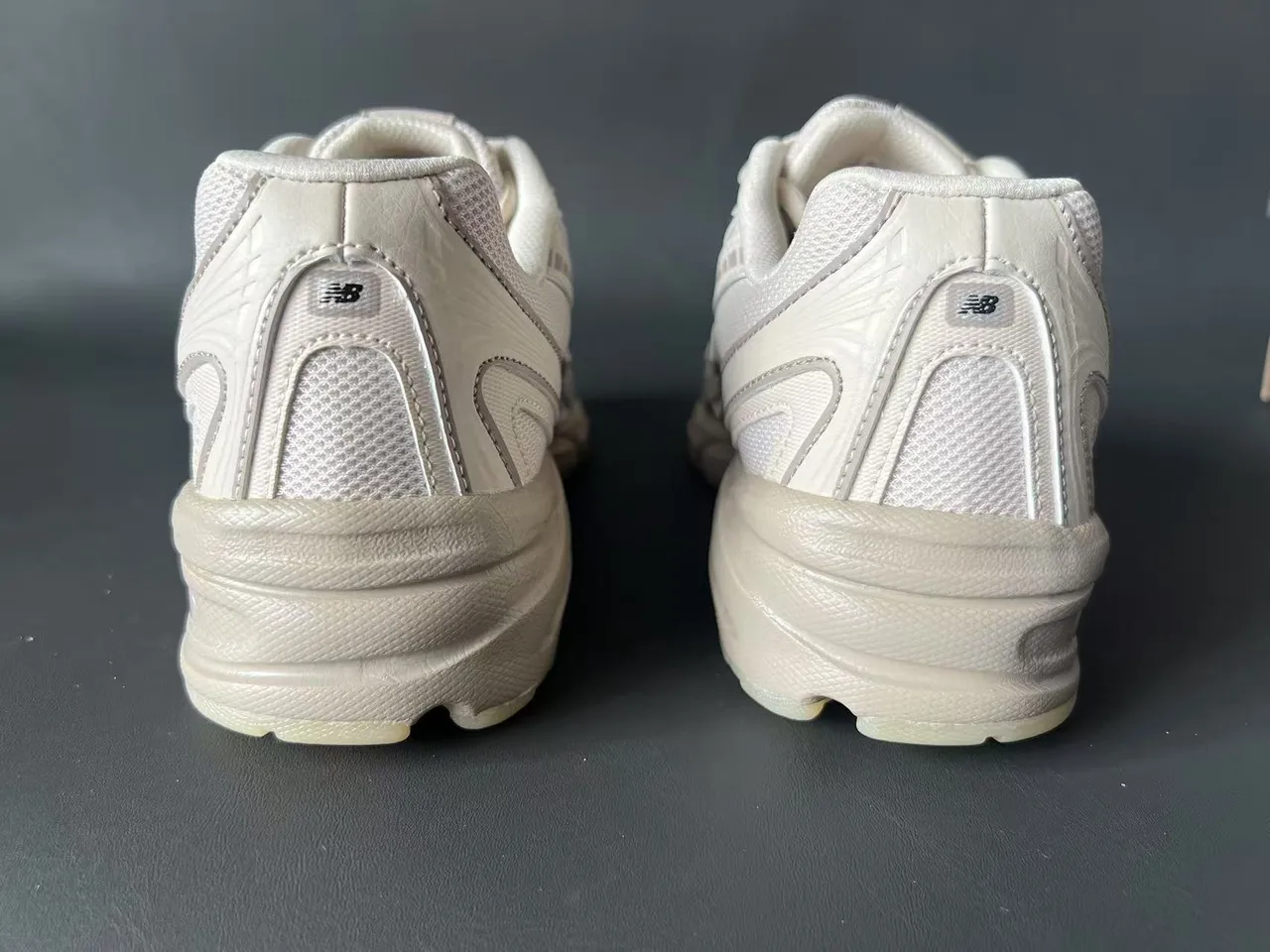 New Balance حذاء رياضي سميك بلون بيج وجري مع وسط شبكي وطبقة سينثيتيك 5