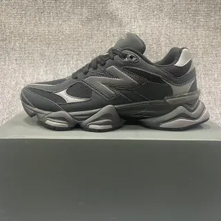 New Balance Baskets Chunky Noires et Grises avec Soles Stratifiées, Mesh et Overlays Synthétiques